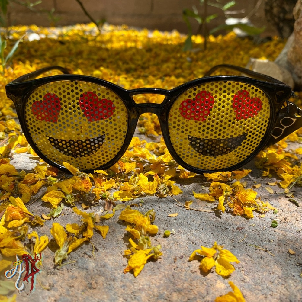 Heart eye emoji sunglasses 😍 - Picture 3 of 6